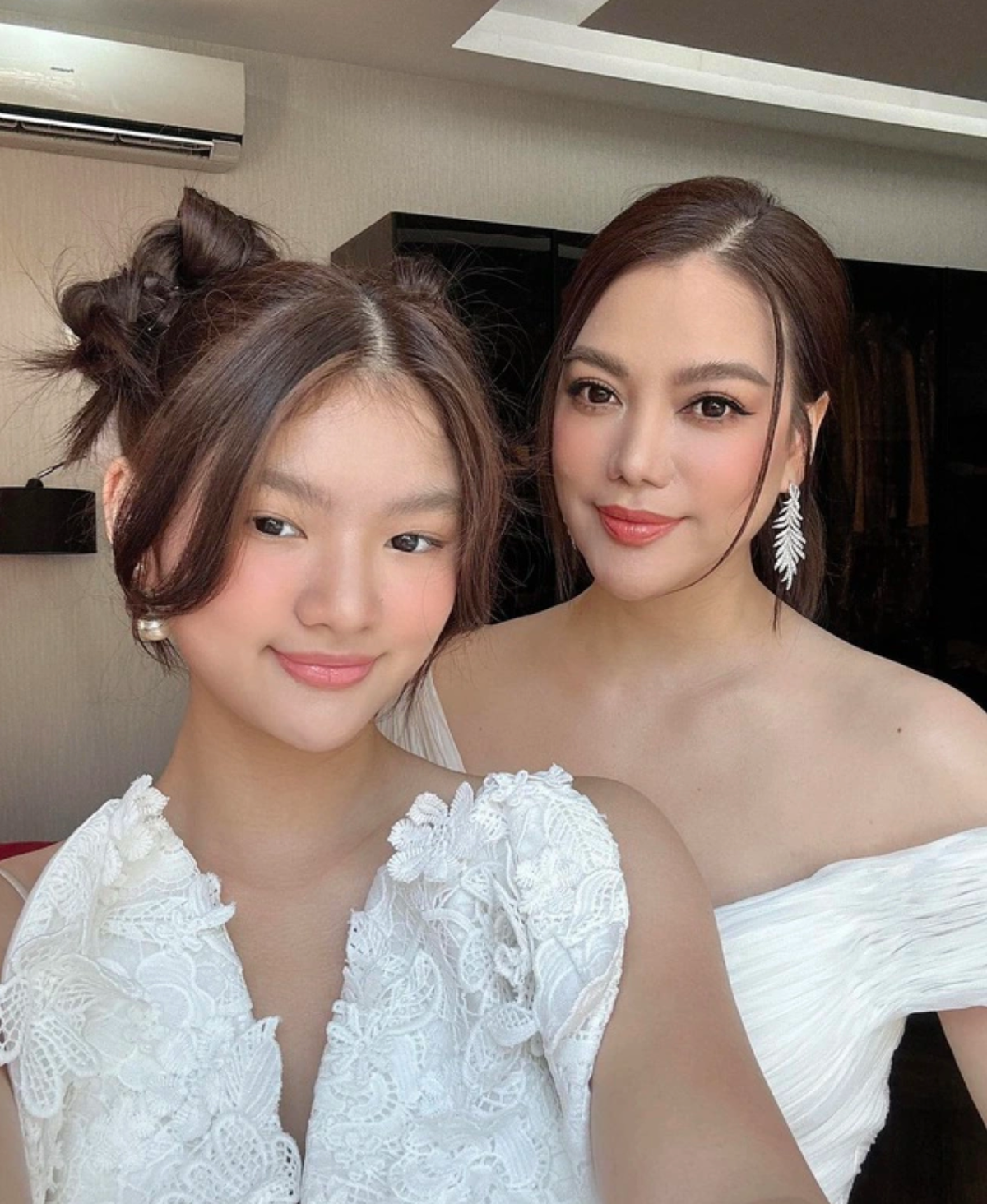 Là con gái của cặp đôi đình đám Trương Ngọc Ánh và Trần Bảo Sơn, Bảo Tiên sớm được tiếp xúc với làng giải trí từ khi còn bé.