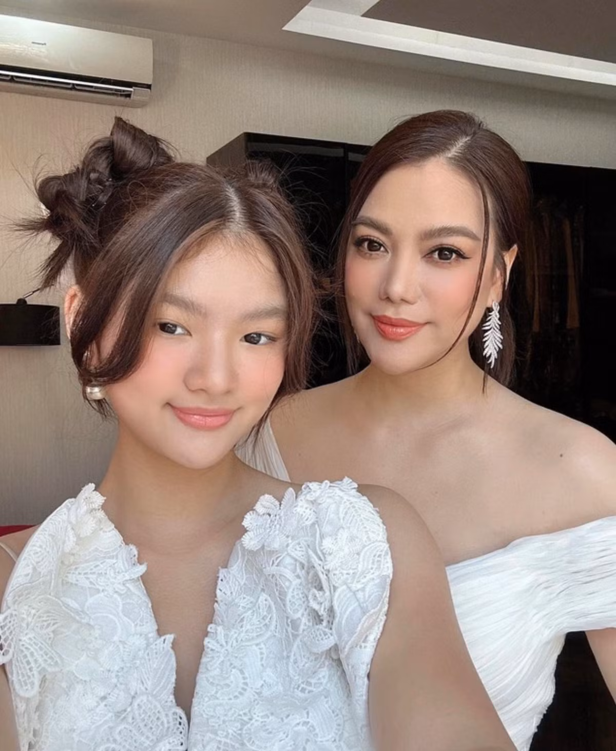 Là con gái của cặp đôi đình đám Trương Ngọc Ánh và Trần Bảo Sơn, Bảo Tiên sớm được tiếp xúc với làng giải trí từ khi còn bé.