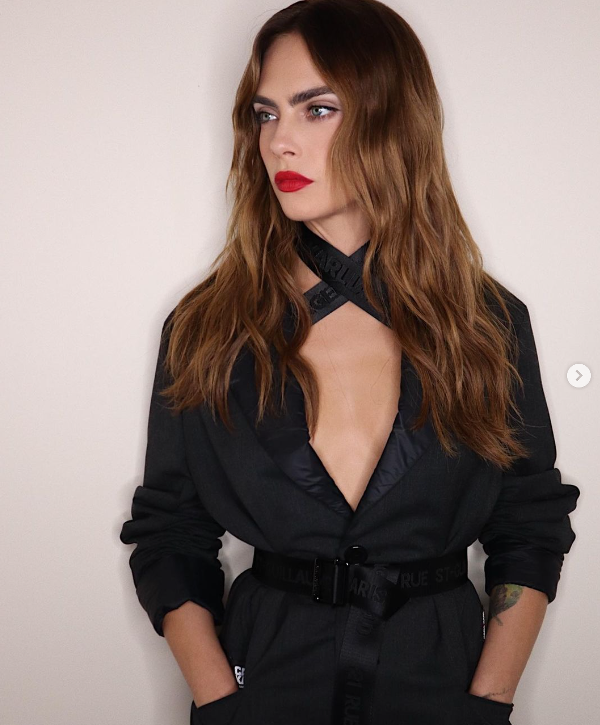 Cô sở hữu chiều cao 1m77 cùng đôi chân thon thả, khuôn mặt cá tính với chiếc mũi cao, cặp lông mày đen rậm, đôi mắt xanh đặc trưng. Ảnh: IGNV