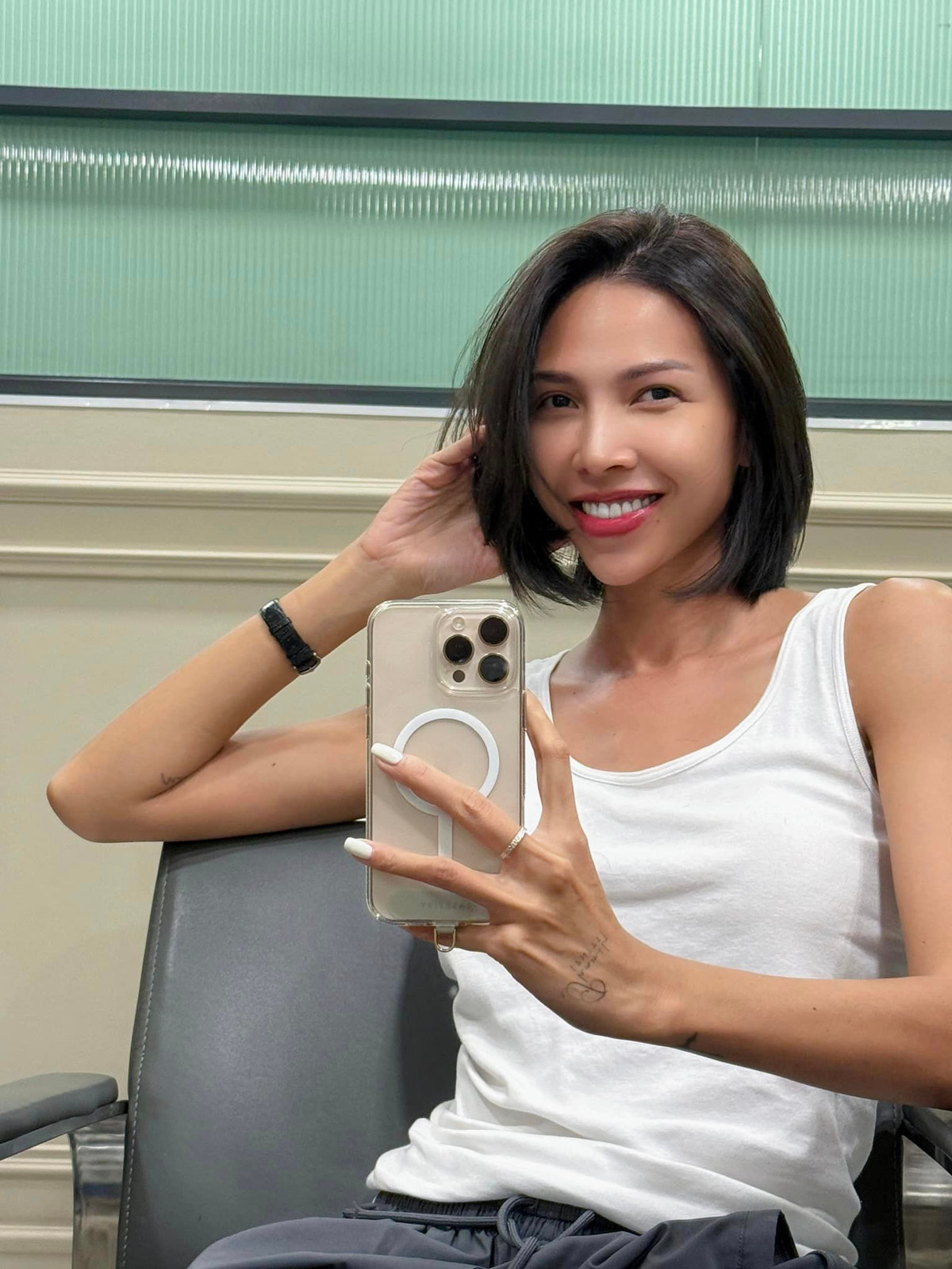 Minh Triệu khoe tóc mới, mái tóc ngắn giúp nữ người mẫu tăng phần cá tính, ấn tượng. Ảnh: FB Pham Dinh Minh Trieu