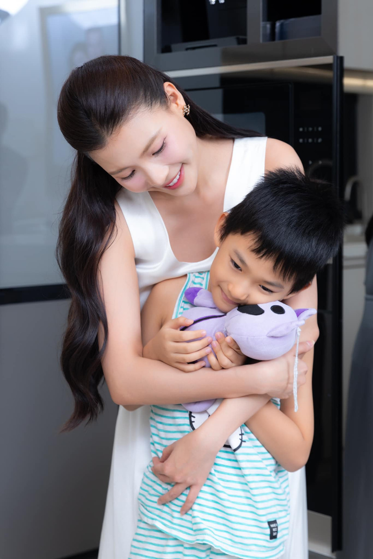 Diễn viên Thuý Diễm chụp ảnh ôm con trai vào lòng. Ảnh: FB Nguyễn Ngọc Thuý Diễm