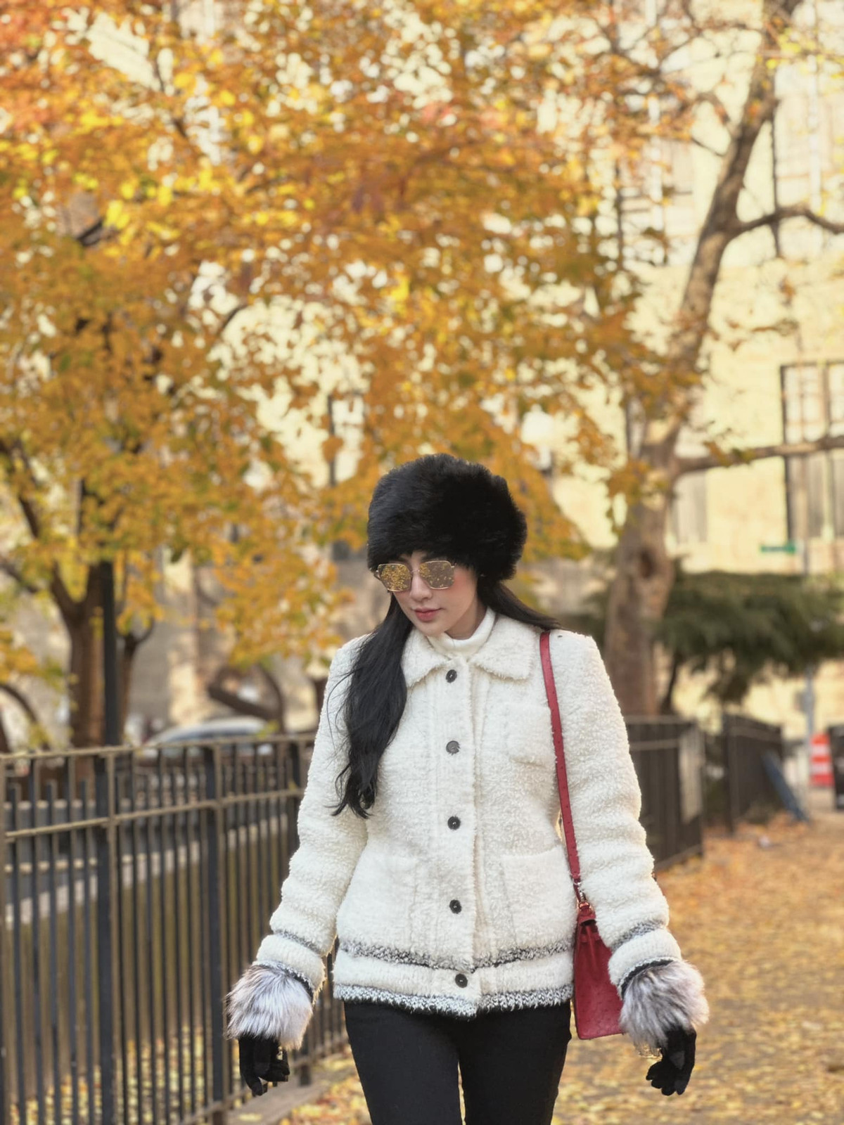 Á hậu Tú Anh đăng ảnh nhớ về ngày đông New York vào một ngày mùa thu Hà Nội. Ảnh: FB Duong Tu Anh