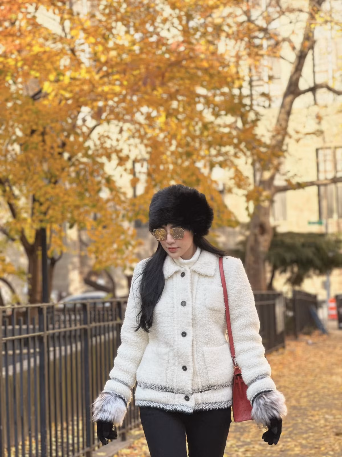 Á hậu Tú Anh đăng ảnh nhớ về ngày đông New York vào một ngày mùa thu Hà Nội. Ảnh: FB Duong Tu Anh