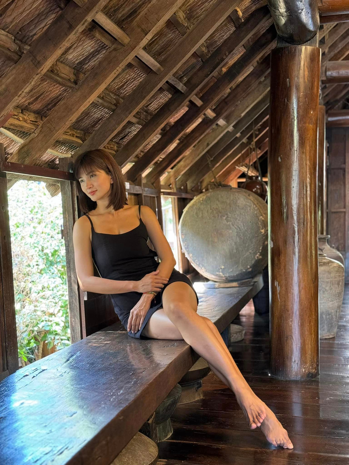 Vào đầu năm 2024, Kim Tuyến đón nhận danh hiệu Nghệ sĩ Ưu tú.