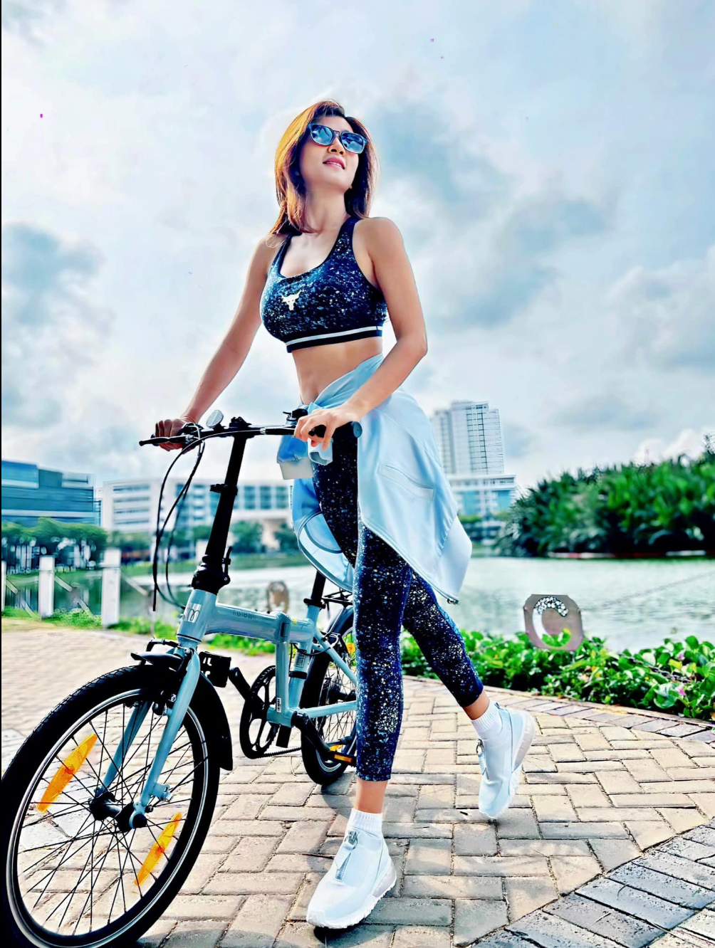 Nhiều khán giả nhận xét, Kim Tuyến ngày càng xinh đẹp. Cô sở hữu vóc dáng thon gọn, nuột nà cùng làn da trắng mịn, căng bóng. Đặc biệt, nụ cười rạng rỡ và ánh mắt ấm áp của Kim Tuyến luôn khiến mọi người say mê.