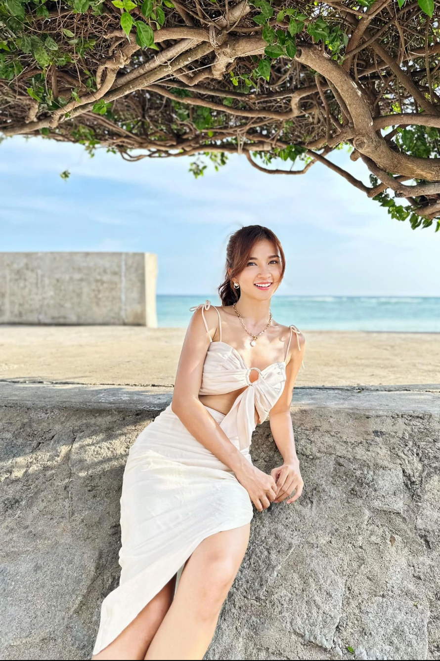 Nữ diễn viên sinh năm 1987 dù đã trải qua nhiều thăng trầm trong cuộc sống, đặc biệt là đổ vỡ hôn nhân khi chỉ mới 21 tuổi và làm mẹ đơn thân, nhưng cô vẫn giữ được vẻ đẹp rạng rỡ, cuốn hút.