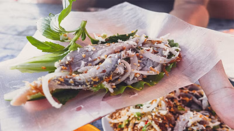 Cá bỗng sông Lô là loại cá đặc sản Tuyên Quang. Cá bỗng có thịt thơm ngon, chắc thịt. Cá bỗng thường được chế biến thành món gỏi cá bỗng rất hấp dẫn. Ảnh: Bách hoá Xanh