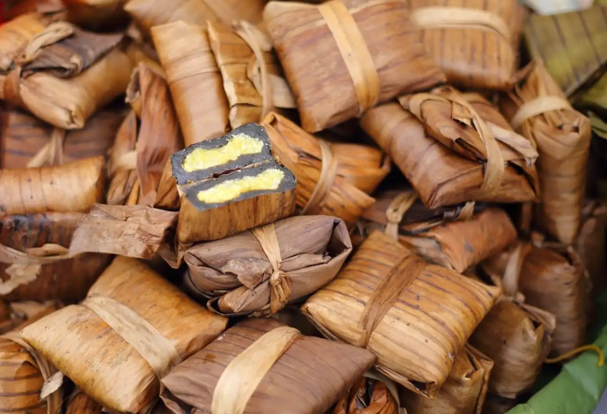 Bánh gai Chiêm Hóa là đặc sản được nhiều du khách mua về làm quà. Bánh được làm từ gạo nếp cái hoa vàng, lá gai, thịt lợn, nhân đậu xanh... Bánh được gói bằng lá chuối khô theo phương pháp cổ truyền. Ảnh: @Shutterstock