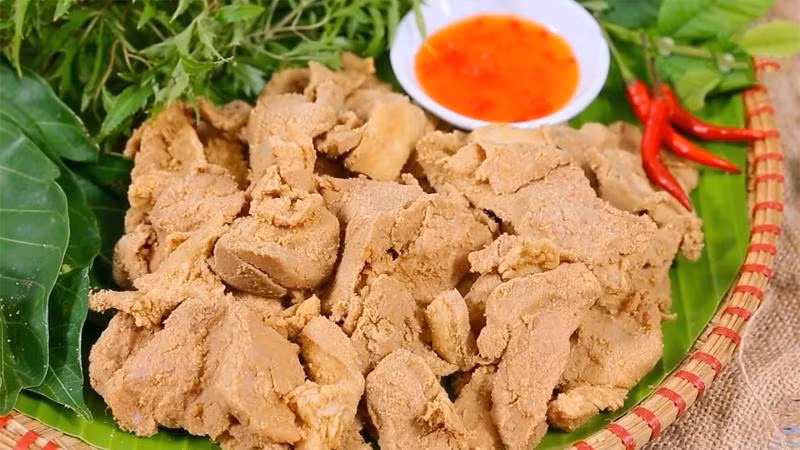 Thịt chua là món đặc sản của dân tộc Dao Tiền. Món ăn có độ giòn của mỡ, độ dai của bì và có vị mặn chua đặc trưng. Thịt chua sẽ ngon hơn khi ăn kèm với xôi, lá lốt xanh. Ảnh: Bách hoá Xanh