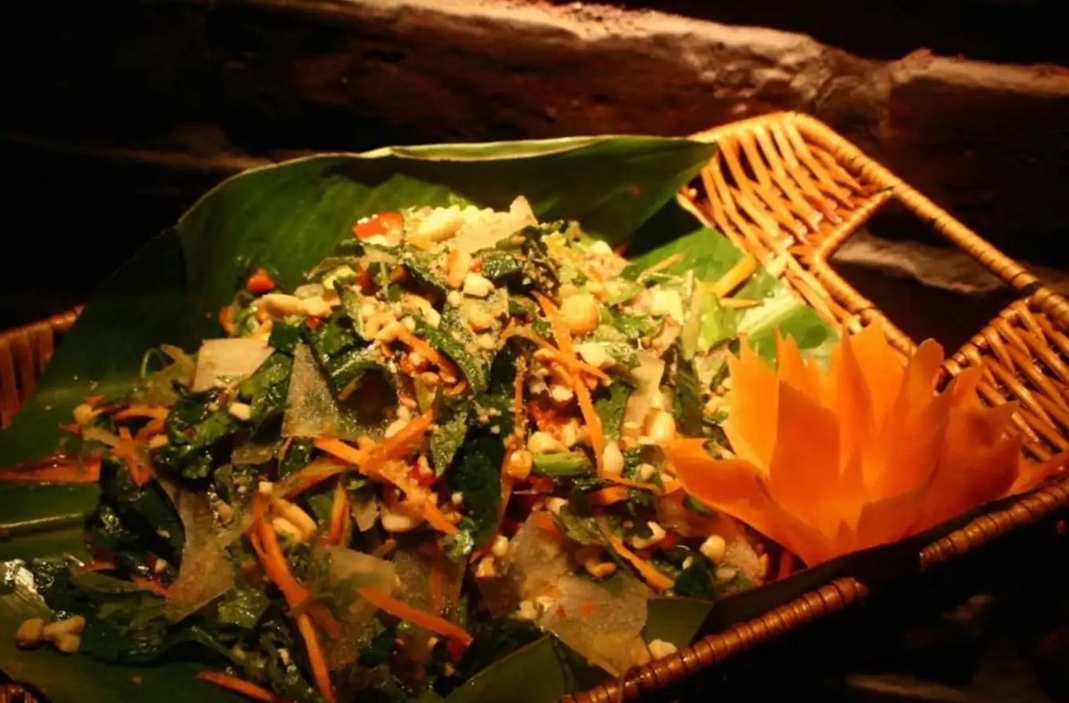 Nộm da trâu là một món ăn đặc sản Tuyên Quang có nguồn gốc từ người Tày ở Lâm Bình. Da trâu sau khi lột ra sẽ được làm sạch, đem ngâm nước và mang đi luộc từ 1 tiếng rưỡi đến 2 tiếng. Sau đó da trâu được thái mỏng, bỏ vào bát và bắt đầu nêm nếm các loại gia vị như: Rau mùi, hạt mắc khén, lạc rang,... Ảnh: @dacsanvietnam