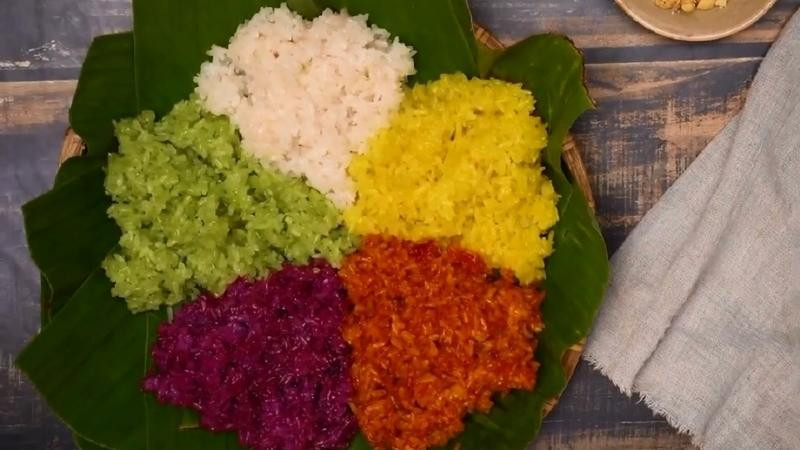 Xôi ngũ sắc là một trong những món ăn không thể thiếu của dân tộc Tày mỗi dịp Tết đến. Xôi ngũ sắc được nấu thơm dẻo. Màu sắc của xôi làm từ cây lá tím, cây lá đỏ, nghệ,... Mỗi lá đều cho màu sắc tự nhiên, đẹp mắt. Ảnh: Bách hoá Xanh