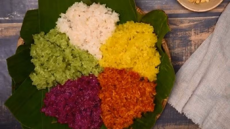 Xôi ngũ sắc là một trong những món ăn không thể thiếu của dân tộc Tày mỗi dịp Tết đến. Xôi ngũ sắc được nấu thơm dẻo. Màu sắc của xôi làm từ cây lá tím, cây lá đỏ, nghệ,... Mỗi lá đều cho màu sắc tự nhiên, đẹp mắt. Ảnh: Bách hoá Xanh