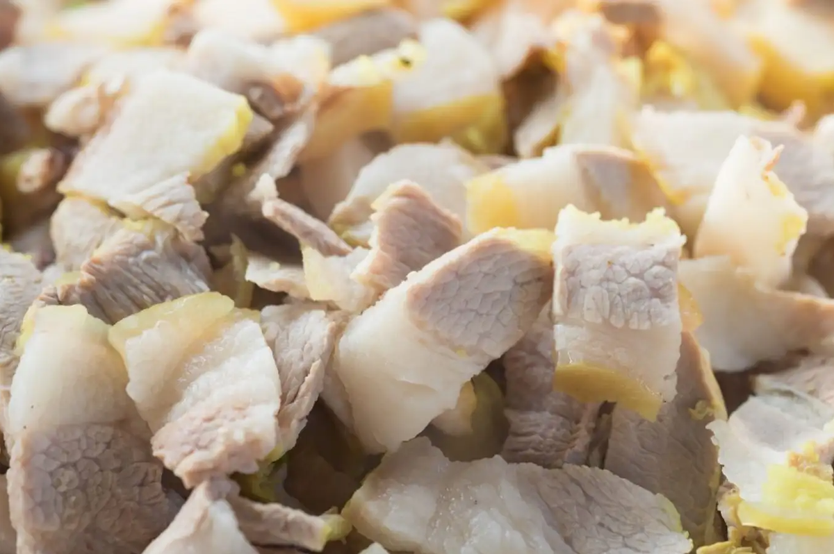 Nhắc đến những đặc sản nổi tiếng Tuyên Quang phải kể đến thịt lợn đen. Lợn đen được nuôi thả tự nhiên, ăn các loại củ quả, rau rừng nên thịt thơm ngon, săn chắc, không bị ngấy. Thịt lợn đen có thể chế biến thành nhiều món ăn khác nhau như: thịt luộc, thịt nướng, thịt đông... Ảnh: Traveloka