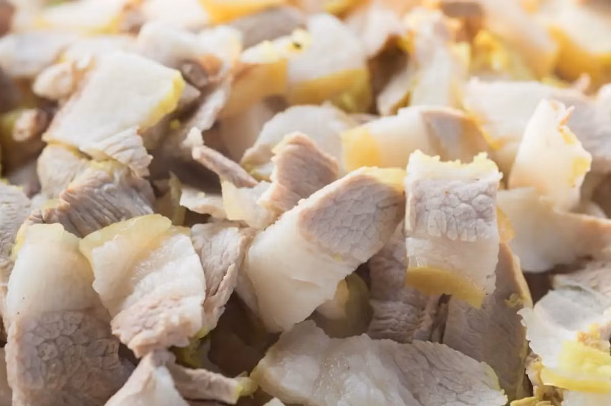 Nhắc đến những đặc sản nổi tiếng Tuyên Quang phải kể đến thịt lợn đen. Lợn đen được nuôi thả tự nhiên, ăn các loại củ quả, rau rừng nên thịt thơm ngon, săn chắc, không bị ngấy. Thịt lợn đen có thể chế biến thành nhiều món ăn khác nhau như: thịt luộc, thịt nướng, thịt đông... Ảnh: Traveloka