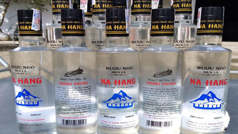 Đặc sản Tuyên Quang còn có rượu ngô Na Hang, được nấu từ ngô và ủ bằng men lá, men sẽ được làm từ các loại lá, rễ cây rừng và tiếp tục được chưng cất theo phương pháp thủ công truyền thống. Rượu trong suốt, mùi thơm nồng, vị cay khi uống nhưng lại không sợ say dù có uống nhiều. Ảnh: Bách hoá Xanh