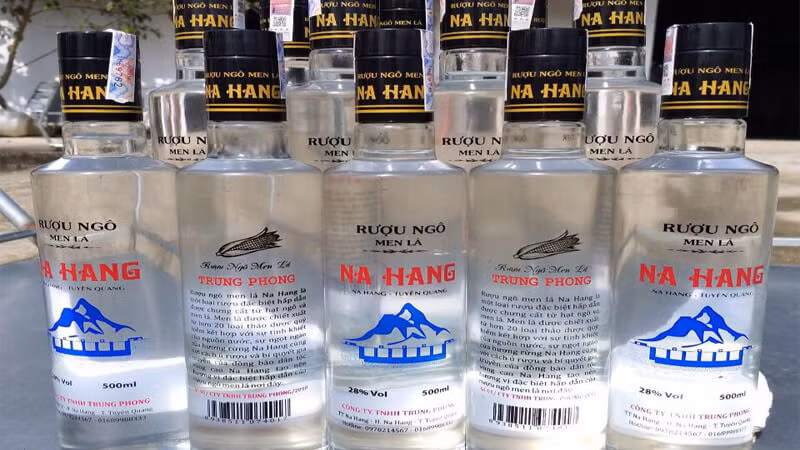 Đặc sản Tuyên Quang còn có rượu ngô Na Hang, được nấu từ ngô và ủ bằng men lá, men sẽ được làm từ các loại lá, rễ cây rừng và tiếp tục được chưng cất theo phương pháp thủ công truyền thống. Rượu trong suốt, mùi thơm nồng, vị cay khi uống nhưng lại không sợ say dù có uống nhiều. Ảnh: Bách hoá Xanh