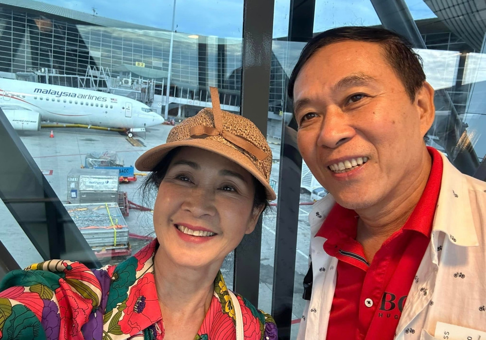 Vợ chồng NSND Lan Hương vi vu nước ngoài, luôn selfie để lưu lại kỷ niệm.