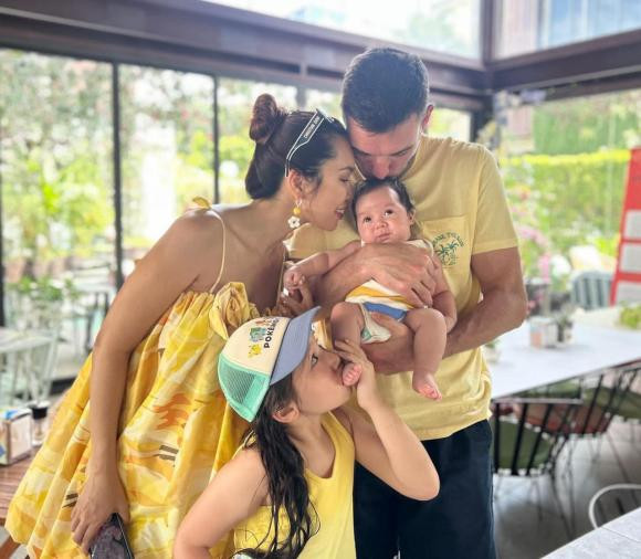 Hà Anh bên gia đình, cô chia sẻ: "Tiệc sinh nhật Myla và đầy tháng "ké" của em bé, em bé kiểu "Quá mệt mỏi tinh thần" với sự xoắn xuýt yêu thái quá của cái nhà này!".