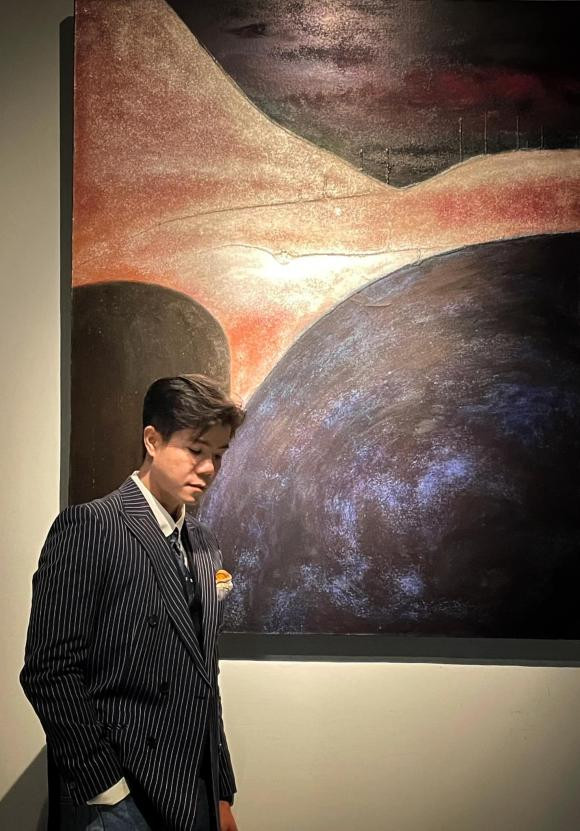 Đinh Mạnh Ninh khó chịu trước thời tiết nắng nóng.