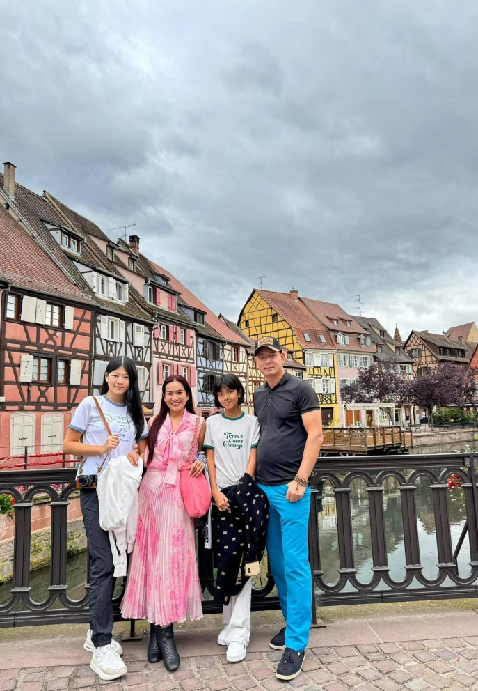 Gia đình Bình Minh thích thú khám phá thị trấn cổ Colmar ở Pháp.