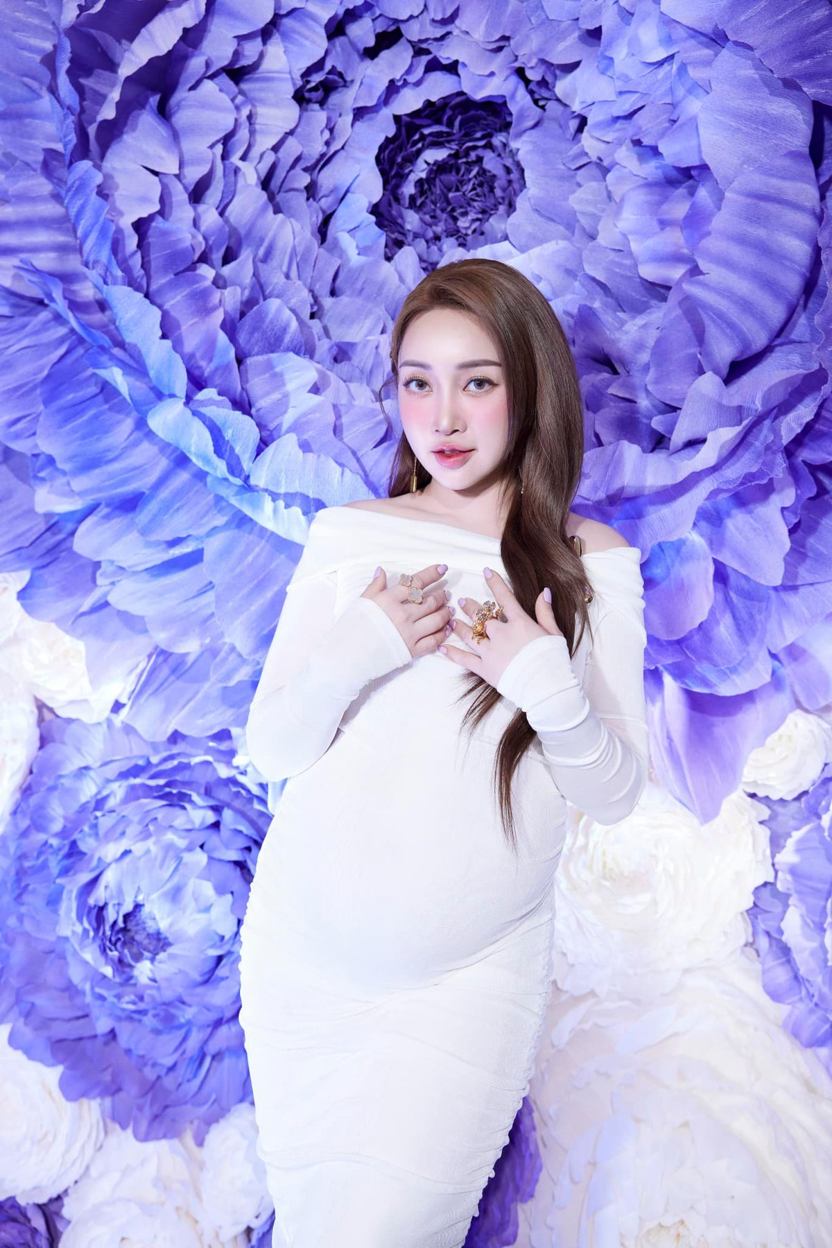  Tin tức sao Việt 2/7: Vợ Chi Bảo khoe bụng bầu ở tháng thứ 7 khi tham gia một sự kiện.