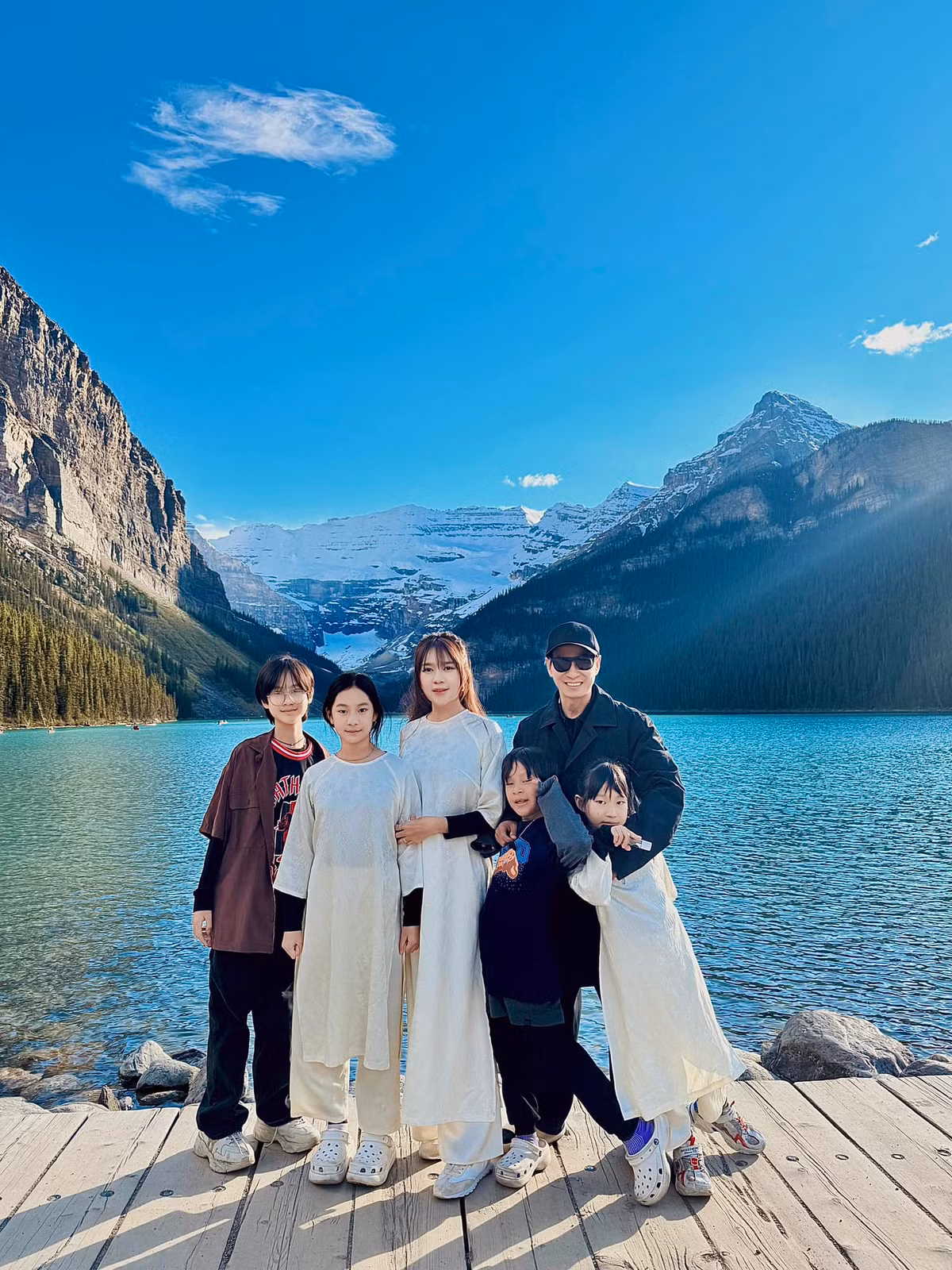 Gia đình Lý Hải - Minh Hà đội nón lá, mặc áo dài ở Canada.