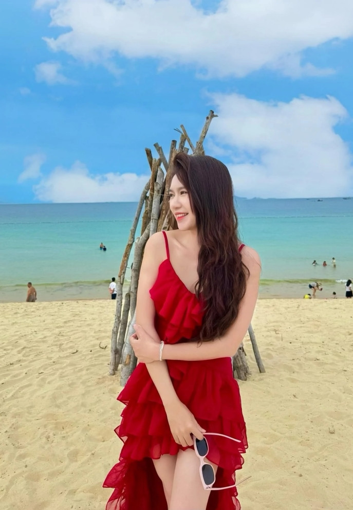 Vợ Lý Hải khoe dáng gợi cảm, Quỳnh Nga đẹp tựa nàng thơ Vo Ly Hai khoe dang goi cam, Quynh Nga dep tua nang tho