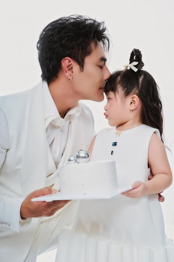 Lê Dương Bảo Lâm lên sóng tình cảm bên ái nữ, nhận bão tương tác. Ảnh: FBNV