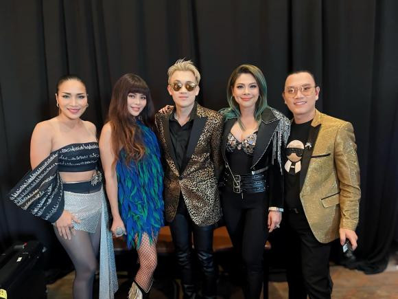 Thanh Thảo chụp ảnh kỷ niệm trong hậu trường cùng các đồng nghiệp.