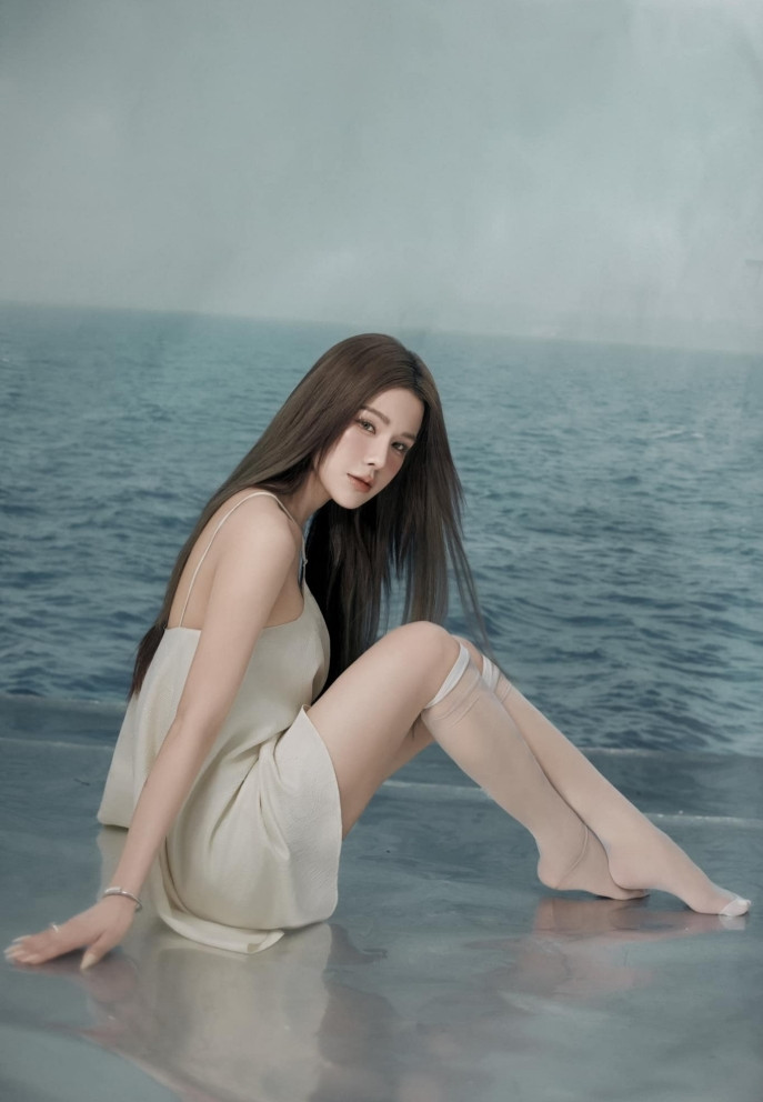 Diệp Lâm Anh khoe dáng thon, được nhiều người cổ vũ đăng ký thi hoa hậu.