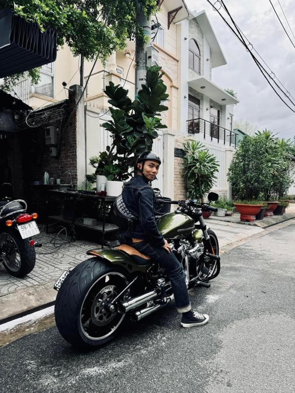 Phan Hiển khoe xế khủng "chỉ dành cho người chơi hệ điều hành FA" bởi chỉ có một chỗ ngồi.