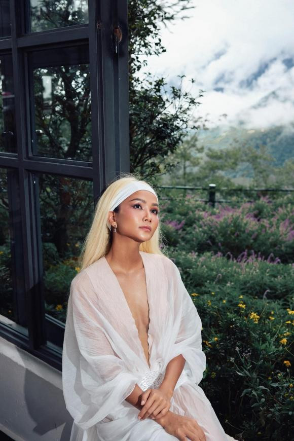 "Ôi, đang năng lượng tiêu cực book ngay một chuyến bay đi Sa Pa hoặc một số vùng núi tại Tây Bắc, mọi thứ trở nên thư thái và thoải mái liền!", H'hen Niê cho hay.