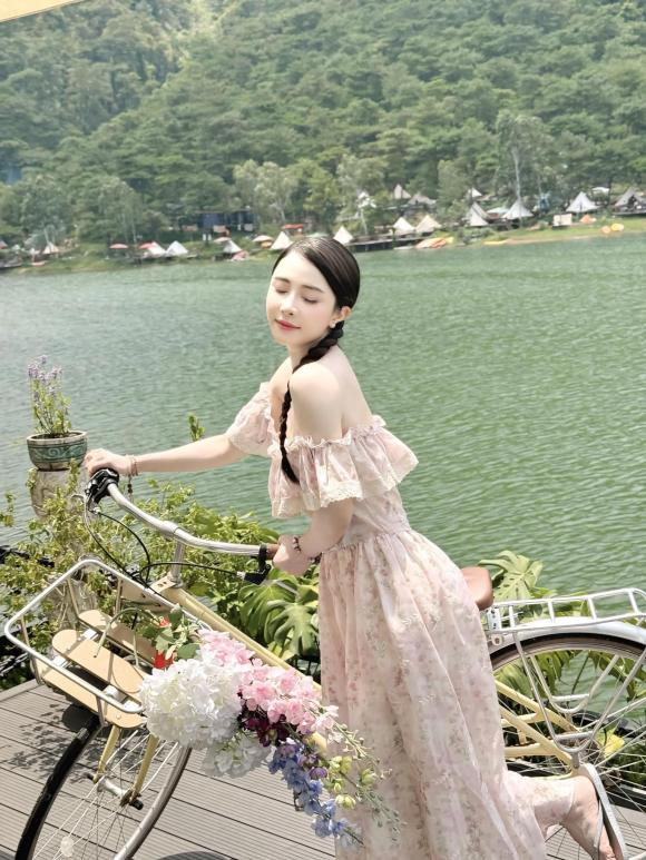 Quỳnh Nga mong manh tựa nàng thơ.