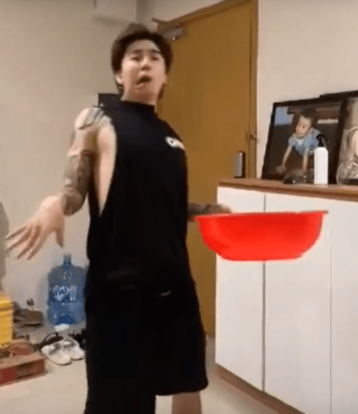 Năm 2021, Chi Dân đăng tải clip lên TikTok giả vờ làm người khuyết tật, méo miệng, cầm chiếc thau làm động tác xin ăn bị dư luận chỉ trích. Ảnh: Thể Thao Văn Hoá