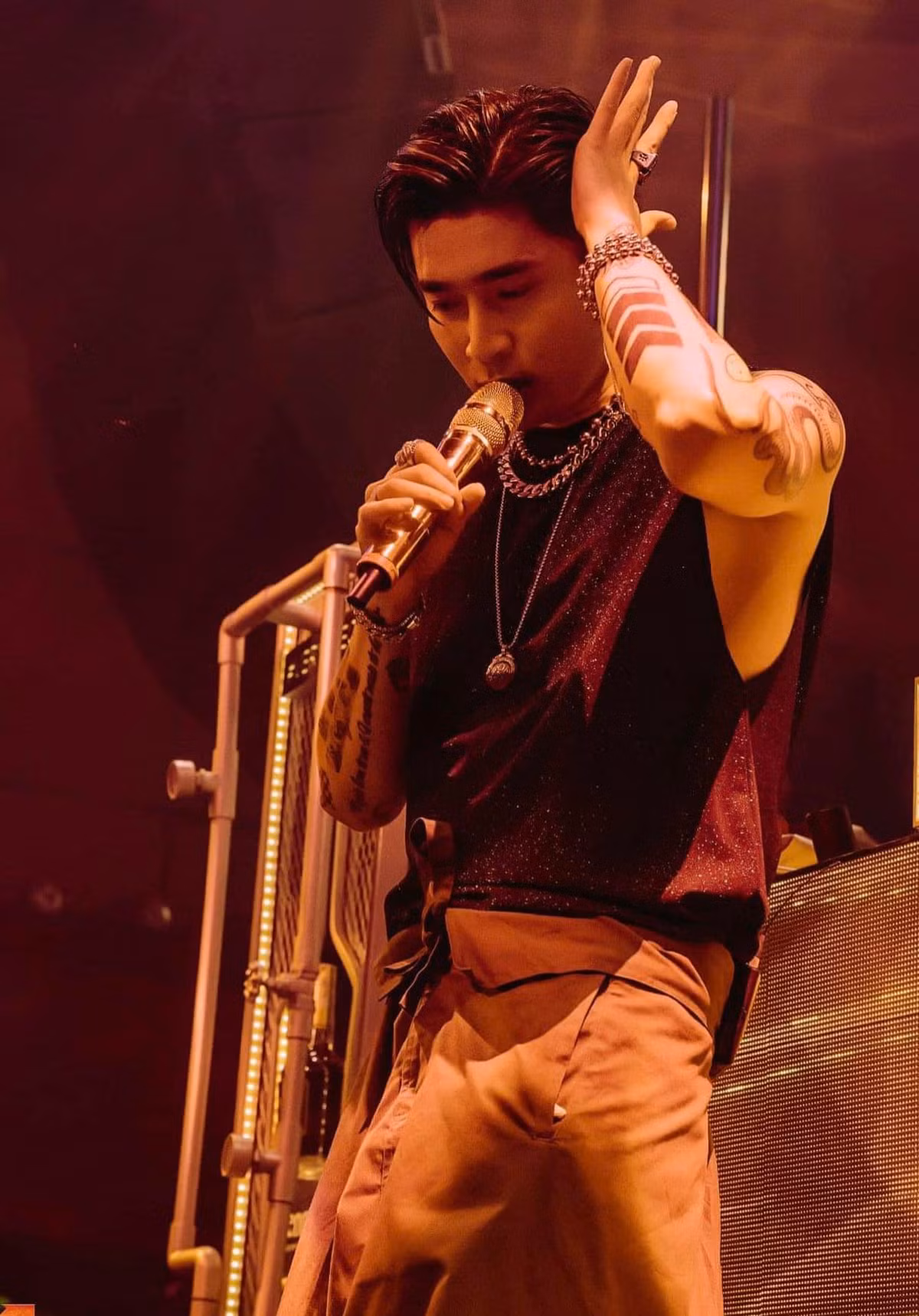 Tên tuổi ca sĩ Chi Dân gắn liền với các ca khúc như: Mất trí nhớ, Điều anh biết, Người tôi yêu, 1234… Ảnh: FB Chi Dân