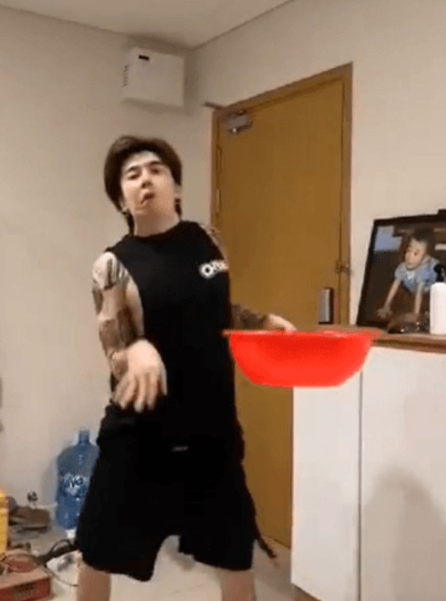 Hành động giả người tàn tật của Chi Dân bị cho là thiếu tôn trọng, xúc phạm đến những người tàn tật. Sau đó nam ca sĩ đã ẩn clip khỏi kênh Tiktok để kết thúc cuộc tranh cãi. Ảnh: Thể Thao Văn Hoá