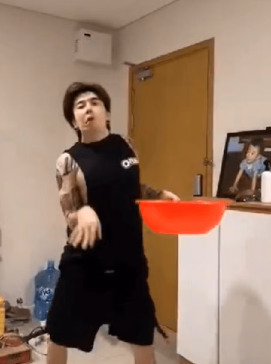 Hành động giả người tàn tật của Chi Dân bị cho là thiếu tôn trọng, xúc phạm đến những người tàn tật. Sau đó nam ca sĩ đã ẩn clip khỏi kênh Tiktok để kết thúc cuộc tranh cãi. Ảnh: Thể Thao Văn Hoá