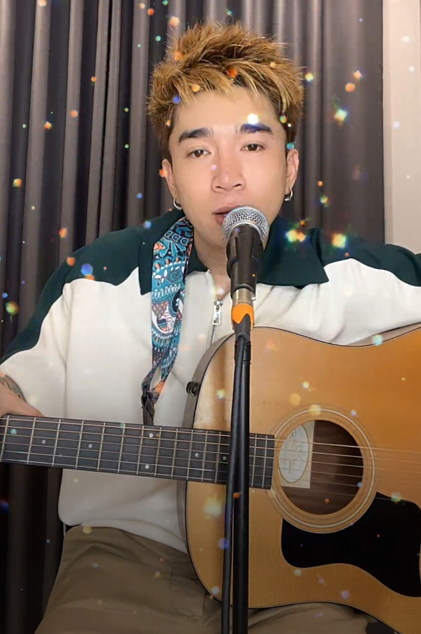 Vào thời điểm 4/2023, Chi Dân bất ngờ trở thành nhân vật khiến cộng đồng mạng xôn xao đồn đoán liên quan đến chất cấm. Tối cùng ngày, nam ca sĩ đã chính thức lên tiếng thông qua livestream trên trang cá nhân. Anh tâm sự, sau khi gặp biến cố gia đình, anh có nhiều lỗi lầm và không sống đúng với nghề. Ảnh: Thể Thao Văn Hoá