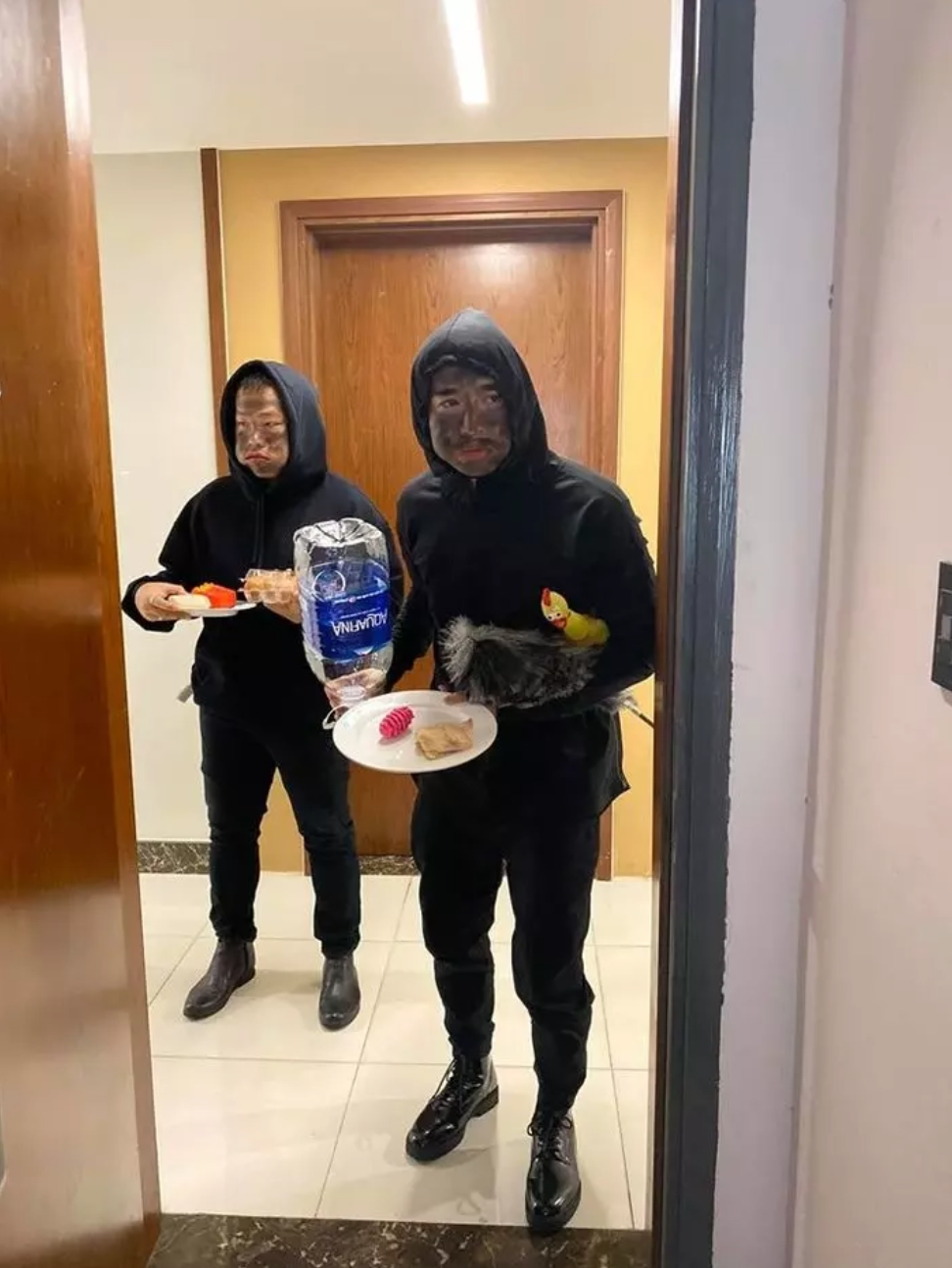 Một lùm xùm của Chi Dân khác khiến anh bị "ném đá" là việc hóa trang thành người ăn xin bôi mặt đen. Thời điểm đó thông tin có một nhóm đàn ông ăn xin trong bộ dạng mặt bôi đen, phồng mồm, trên tay cầm đầu gà, xúc xích. Khi không được cho đồ, nhóm người này có hành vi đáp trả, nhổ nước bọt và vẩy nước bẩn vào người khác khiến công chúng hoang mang. Ảnh: Thể Thao Văn Hoá