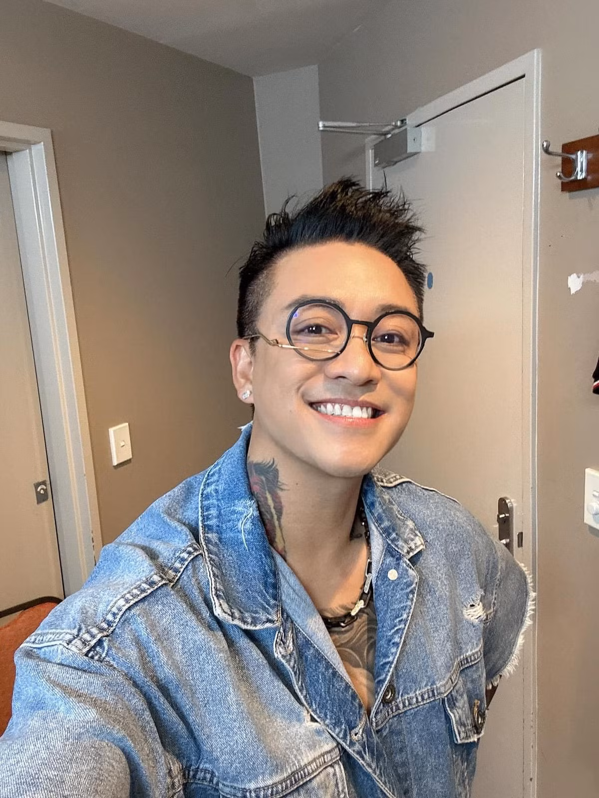 Trước khi gặp phải vấn đề về giọng hát, Tuấn Hưng là một trong những ca sĩ nổi tiếng và thành công nhất Việt Nam. Anh sở hữu giọng hát trầm ấm, giàu cảm xúc cùng phong cách biểu diễn sôi động, thu hút. Ảnh: FBNV