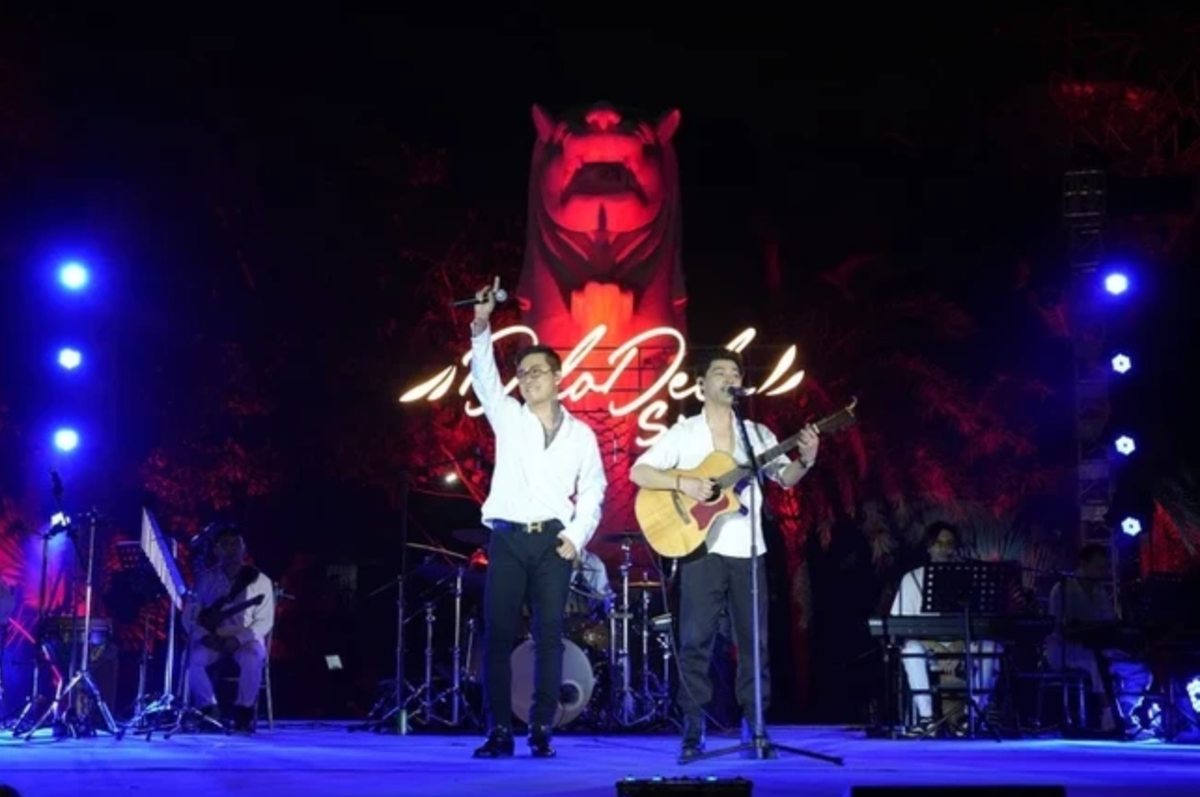 Sự cố mất giọng làm phần trình diễn của ca sĩ Tuấn Hưng không được tốt, điều đó khiến giọng ca 7X áy náy, phải lên tiếng xin lỗi người xem ngay tại sân khấu. Ngoài ra Tuấn Hưng cũng mong muốn hoàn lại tiền vé cho khán giả. Ảnh: Delodeloshow