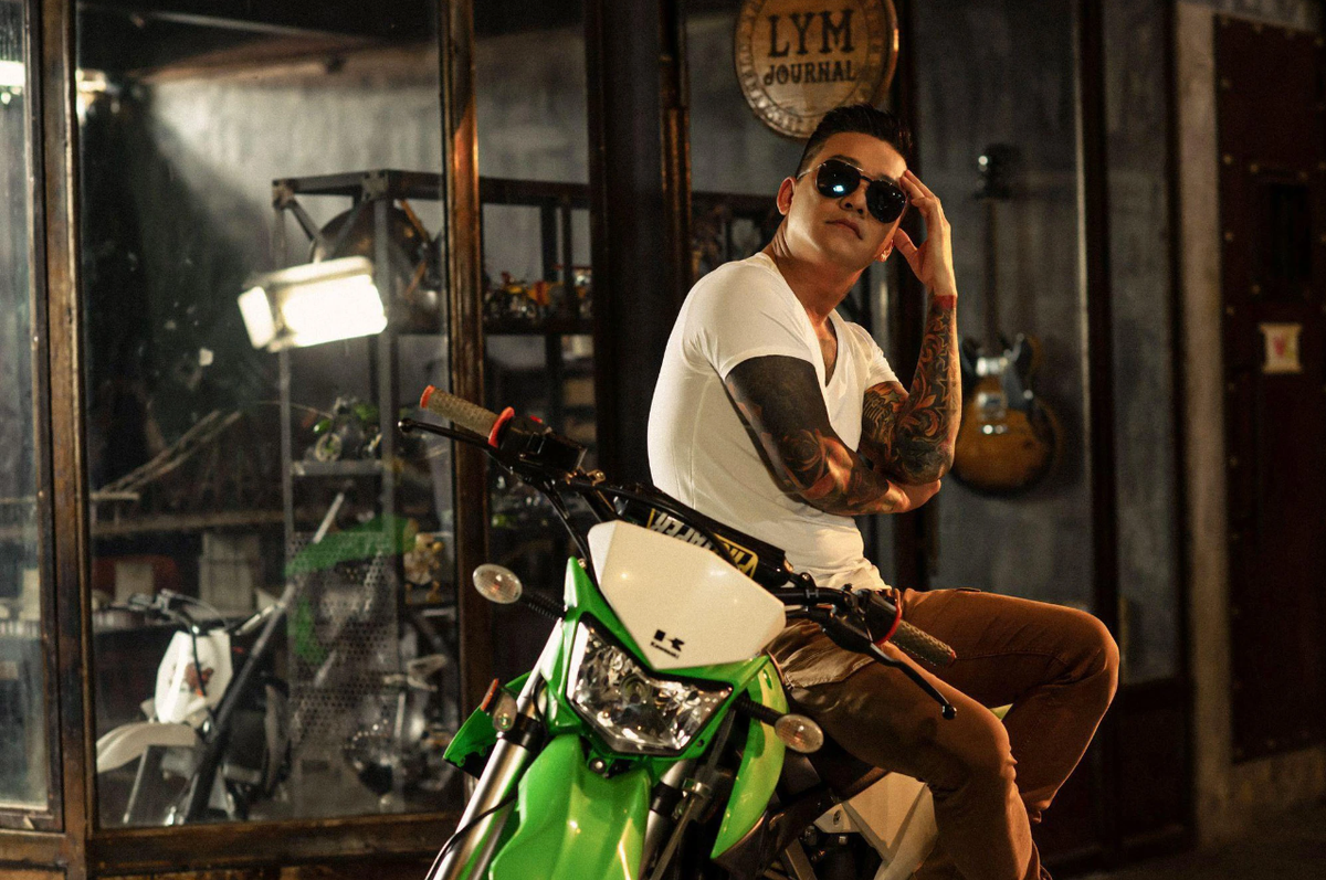 Tuấn Hưng còn có thú vui “chơi” siêu xe giá khủng. Ảnh: FBNV