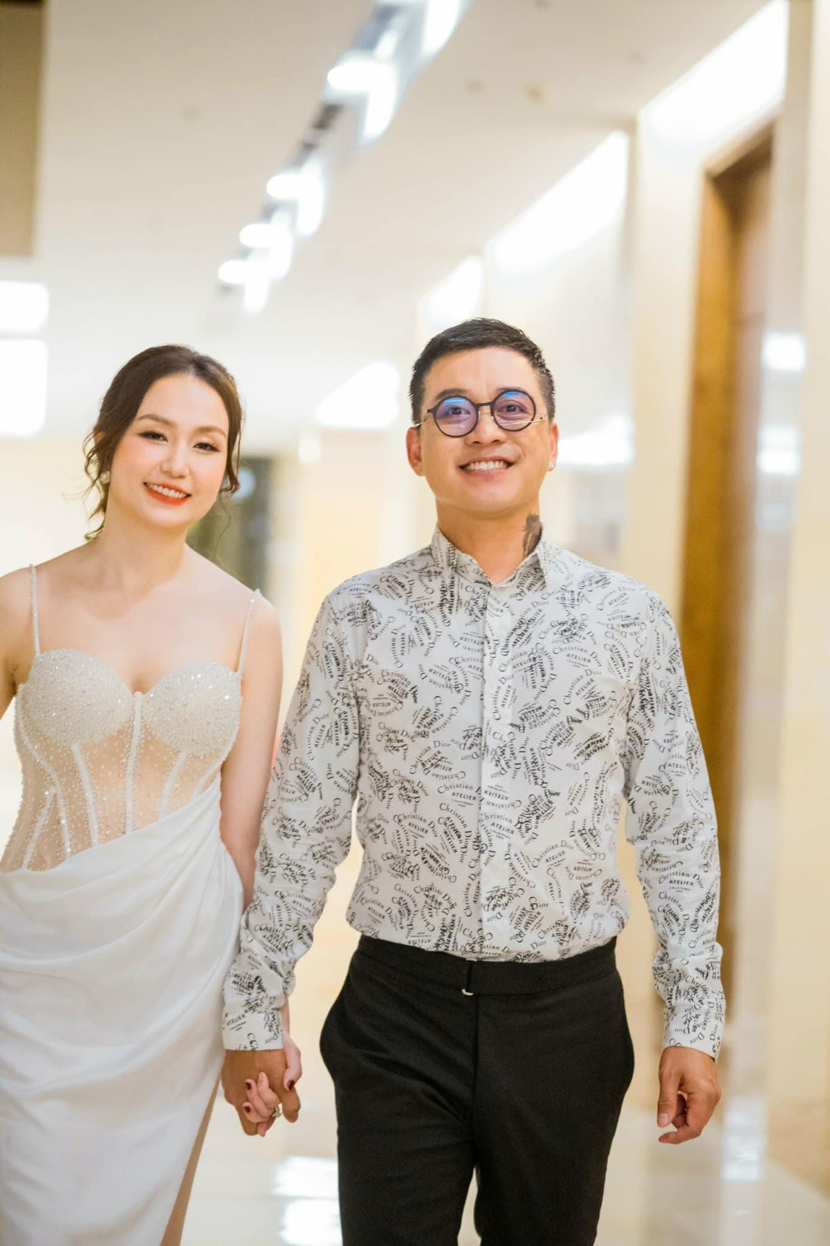 Không chỉ nhà cửa mà vợ chồng Tuấn Hưng cũng không tiếc tay mua sắm các món đồ hiệu. Ảnh: FBNV