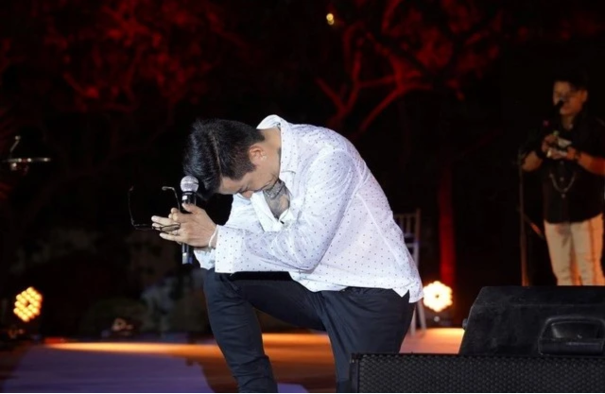 Sự việc này nhanh chóng thu hút sự chú ý của dư luận và trở thành chủ đề bàn tán sôi nổi trên mạng xã hội. Nhiều người bày tỏ sự tiếc nuối cho Tuấn Hưng, đồng thời gửi lời chúc sức khỏe và hy vọng anh sớm hồi phục giọng hát. Ảnh: Delodeloshow