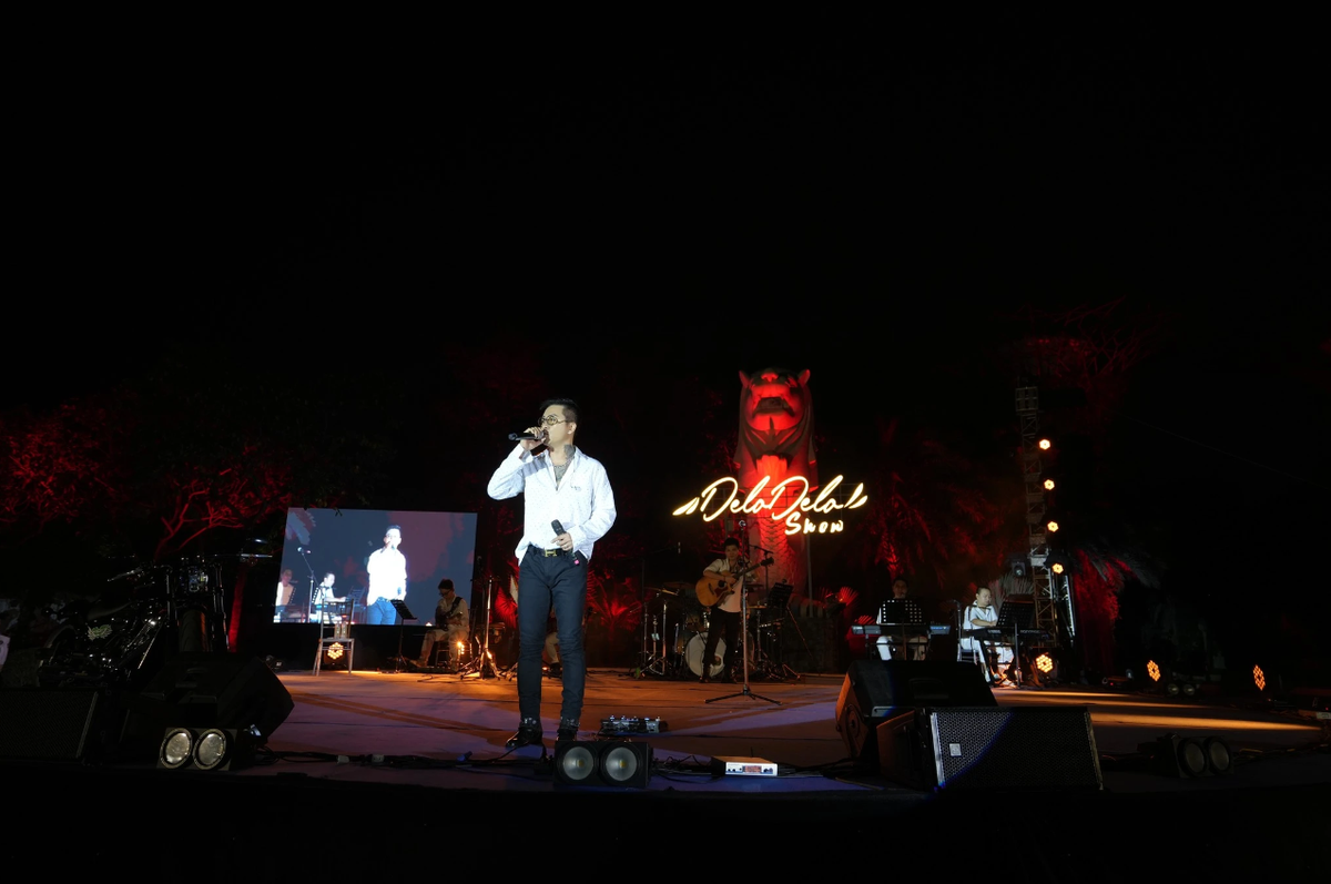 Tối 14/4, Tuấn Hưng có đêm nhạc tại Hà Nội. Sau khi trình diễn 8 ca khúc, Tuấn Hưng đột ngột mất tiếng ở bài hát thứ 9. Ảnh: Delodeloshow