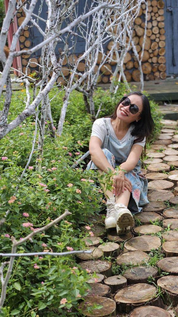 Diễn viên Tú Oanh viết: "Đau đầu quá... lao ra vườn... Lao động xong... tranh thủ làm ví dụ vài bô".