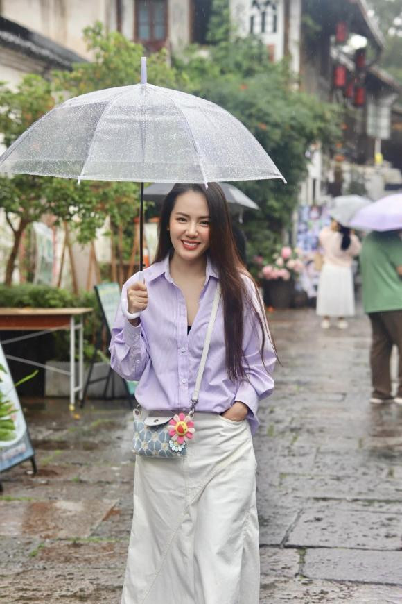 Phương Linh "lạc lối" ở Trung Quốc: "Như Hoa cô nương ở Tiểu Hà Trực, một sáng mưa lâm thâm!".