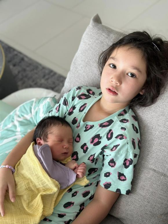 Hà Anh đăng ảnh con gái chăm em.