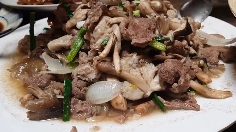 Mọc tự nhiên ở các triền đồi, trong vườn cà phê, điều, cao su…, lại có vị ngon ngọt, giá trị dinh dưỡng cao nên nấm mối trở thành món đặc sản được nhiều người săn lùng.