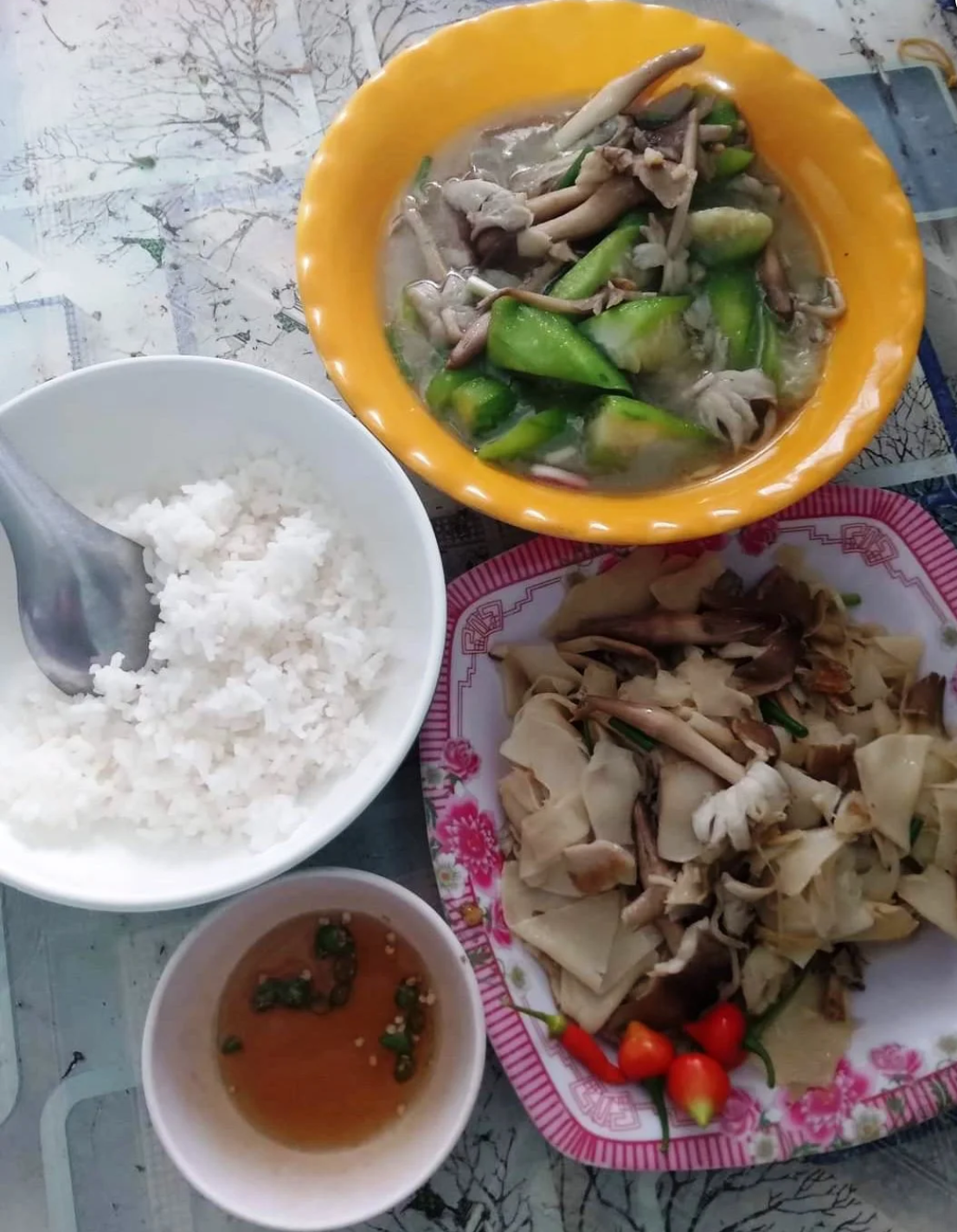 Nấm mối có thể làm thành nhiều món ăn ngon như xào, kho, nấu cháo, hầm canh bò, nướng giấy bạc,... Trong đó nấm mối xào là món ăn thanh đạm được nhiều người ưa dùng.